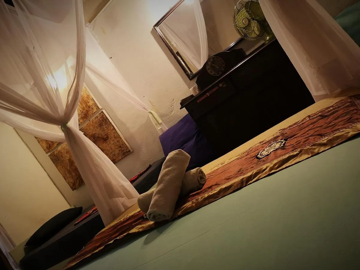 Moontree47 Motel George Town